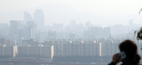 서울 성동구 응봉산에서 바라본 강남 일대 아파트 단지.   <연합뉴스>